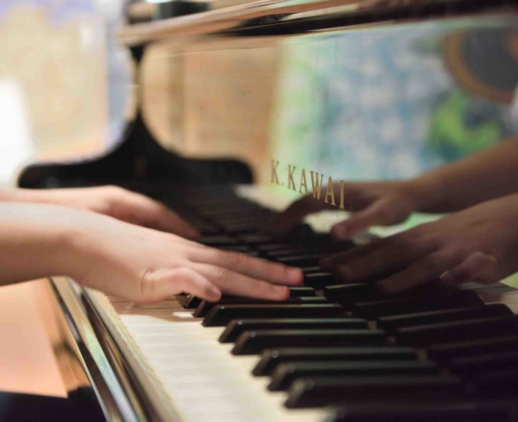 hands on piano